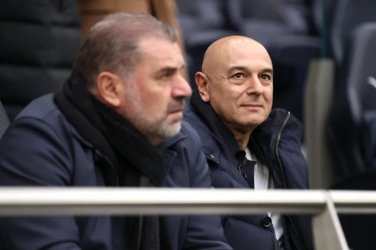 Major twist sees Tottenham offered chance to sign world class striker for bargain fee