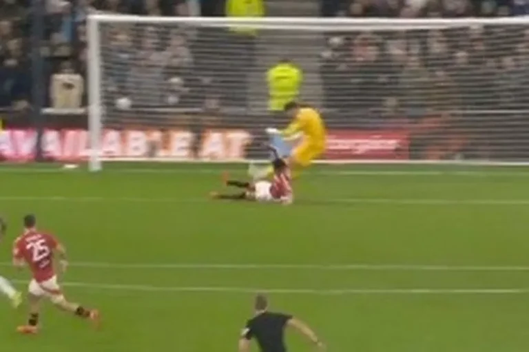 Fraser Forster does ‘one of the most Spurs things you’ll ever see’ in Man Utd howler