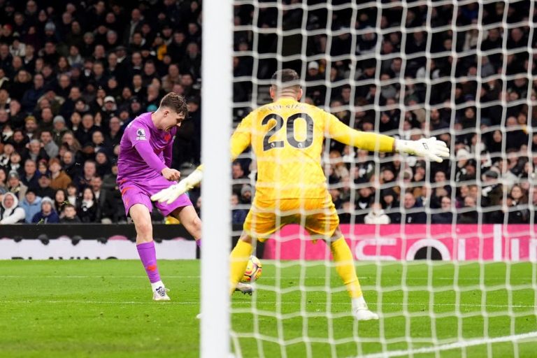 Tottenham booed off as Strand Larsen strikes late to earn Wolves draw