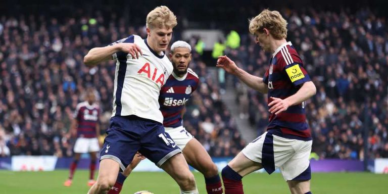 Attacker out ‘for weeks’ after unfortunate tackle from Tottenham’s Lucas Bergvall