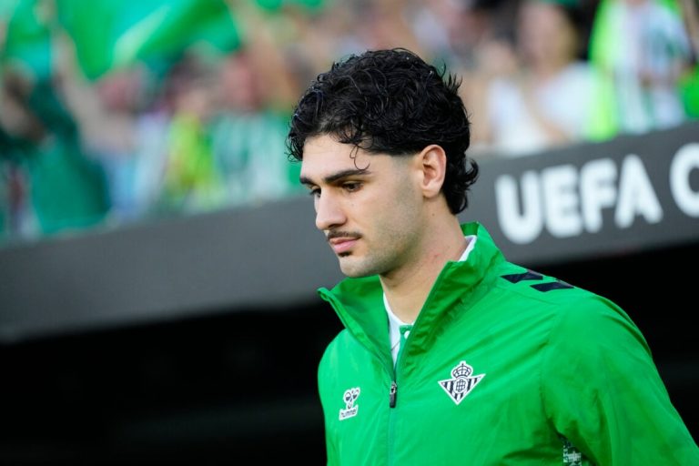 Tottenham make £21m Johnny Cardoso decision despite Man United threat