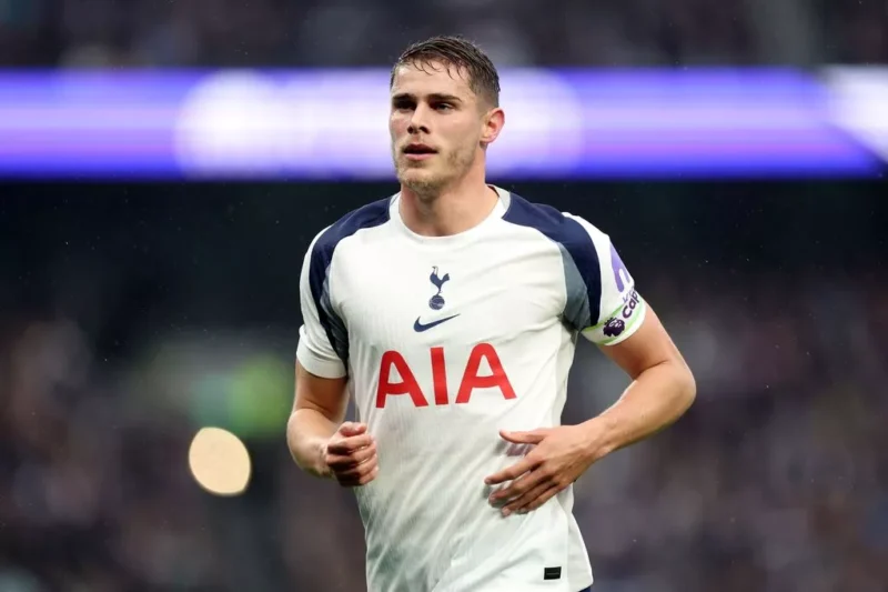 Micky van de Ven points finger at Tottenham teammates after Aston Villa defeat